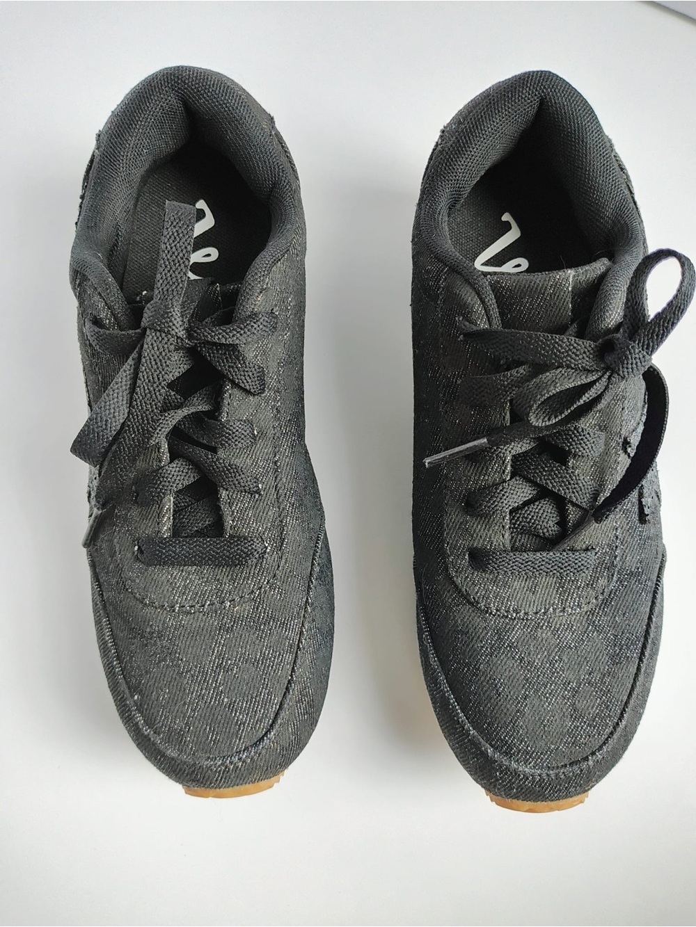 Very G casual sneakers (Aman model) in black! Size 6.